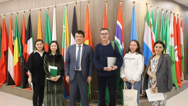 قام سفير المملكة المغربية بزيارة إلى IOFS