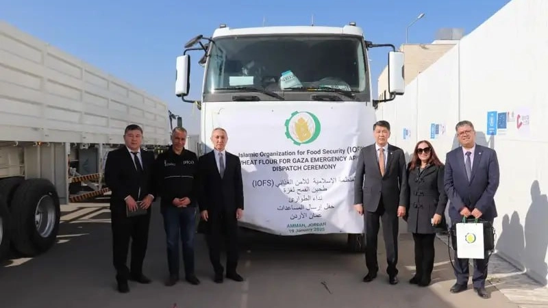 منظمة التعاون الإسلامي بمشاركة كازاخستان ترسل أول قافلة إنسانية إلى قطاع غزة