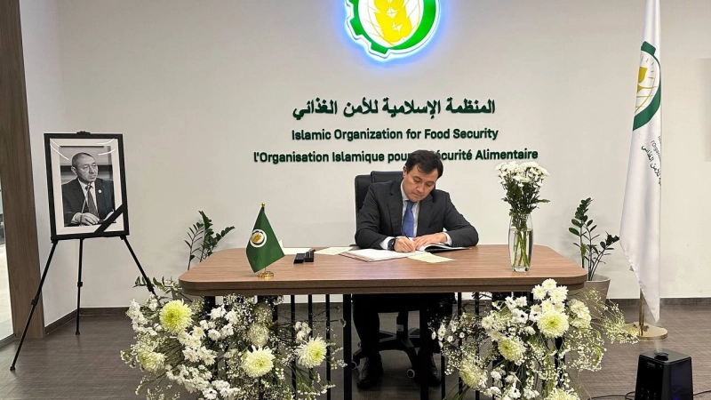 نائب وزير الخارجية لجمهورية كازاخستان يقدم التعازي للمدير العام الراحل