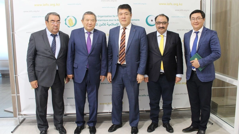 زار رئيس الجامعة الوطنية الكازاخية للبحوث الزراعية مقر المنظمة الإسلامية للأمن الغذائي