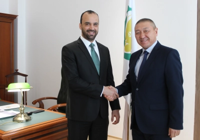 المدير العام للمنظمة الإسلامية للأمن الغذائي والسفير الليبي يناقشان التعاون الاستراتيجي في مجال الأمن الغذائي والتنمية الزراعية