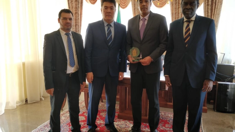 لقاء المدير العام للمنظمة الإسلامية  للأمن الغذائي السيد يرلان بايدوليت مع سفير دولة الكويت لدى جمهورية كازاخستان السيد طارق عبدالله الفرج