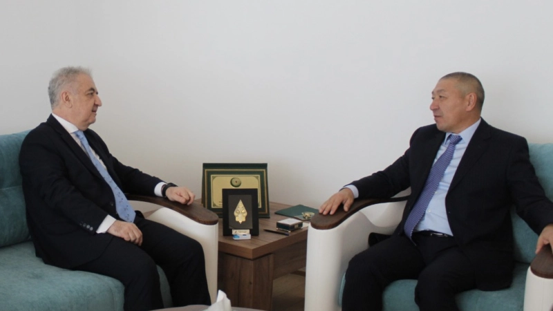 Le Directeur Général de l'IOFS, Amb. Askar Mussinov, Tient une Réunion avec l'Ambassadeur de la Turquie au Kazakhstan, S.E. Mustafa Kapucu