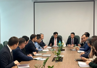 Vice-ministre des Affaires étrangères de la République du Kazakhstan visite le siège de l'IOFS