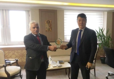 M. Yerlan BAIDAULET tient une réunion avec le Directeur Général du COMCEC